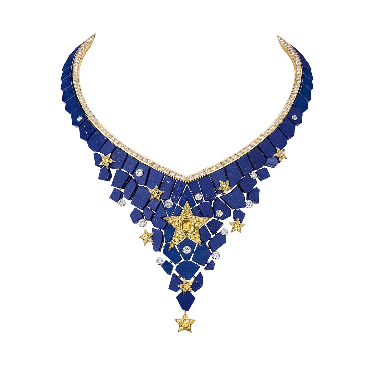 以青金石層疊鋪成馬賽克圖騰，金屬鑲嵌軌跡幾乎完全隱形，且青金石之間的空隙極小，工序繁複。黃色藍寶石色澤濃郁均勻，與青金石相互映襯，令人聯想起夜空的神祕與深邃。 CONSTELLATION ASTRALE 項鍊 18K白金及黃金，鑲嵌1顆重約5.41克拉枕形切割斯里蘭卡黃色藍寶石、青金石、黃色藍寶石及鑽石。 建議售價NTD 15,707,000元