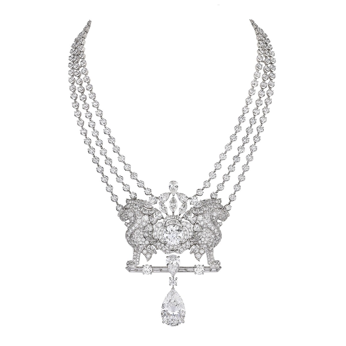 項鍊結合獅子和山茶花兩大品牌標記 ，同時展現女性力量與柔美特質。項鍊墜飾的梨形主鑽為可拆卸式設計，亦可組裝於套組的戒指佩戴。品牌非凡工藝使工作室在創作珠寶時可盡情發揮創意，不需採用一般標準的梨形切割鑽石，而是得以因應設計需求而去選擇優良品質鑽石，進而考量切割方式。此珠寶套組的項鍊與耳環中，便採用「垂墜」效果較為明顯的細長式梨形切割鑽石。創意，始終是香奈兒頂級珠寶的核心所在。 LION SECRET DIAMANT 可拆卸式項鍊 （獨一無二作品，全系列中單價最高之作） 18K白金，鑲嵌1顆重約15.55克拉DF L Type IIa梨形切割鑽石、1顆重約5.29克拉DI F Type IIa明亮式切割鑽石、2顆重約0.80克拉VVS明亮式切割鑽石及鑽石。 建議售價NTD 184,787,000元