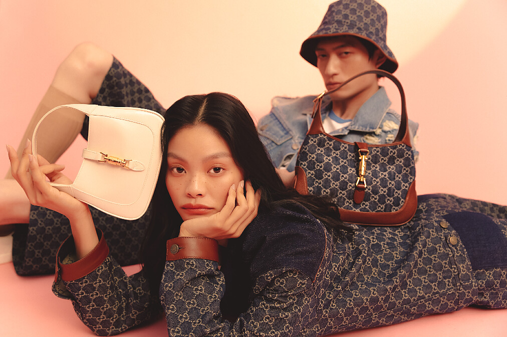 雙G 圖騰帆布漁夫帽、不收邊丹寧背心、雙G 圖騰鐵灰藍環保水洗丹寧短褲、Jackie 1961深藍手提包；雙G 圖騰鐵灰藍環保水洗丹寧外套、雙G 圖騰鐵灰藍環保水洗丹寧喇叭褲、Jackie 1961白色迷你手提包。