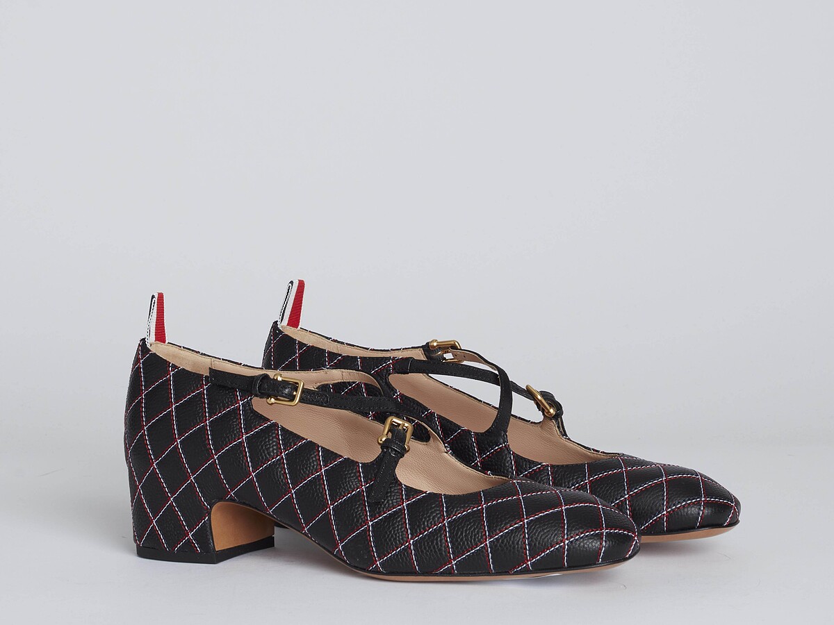 Thom Browne Resort 21 黑色小牛皮三色縫線瑪麗珍低跟鞋，售價NT$35,300
