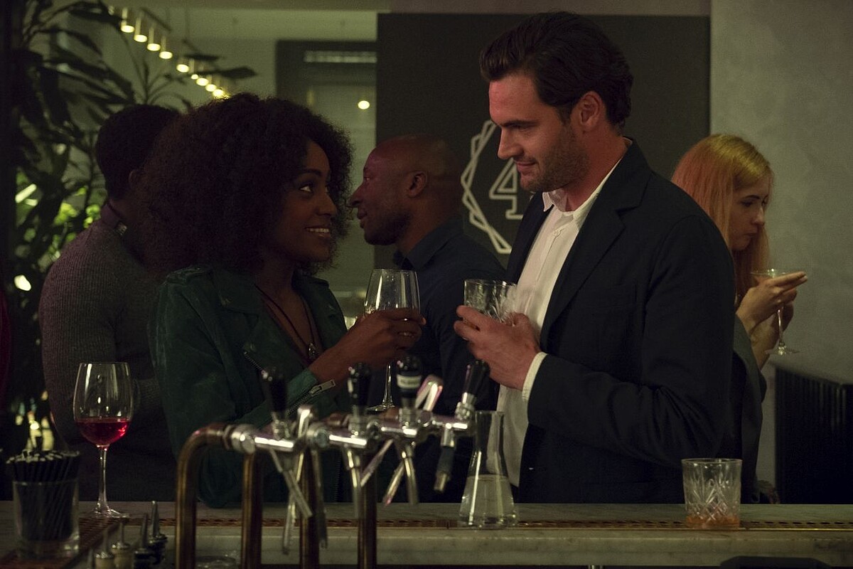 席夢娜布朗、伊芙修森、湯姆巴特曼聯合主演 Netflix英劇《三人要守密，兩人得死去》