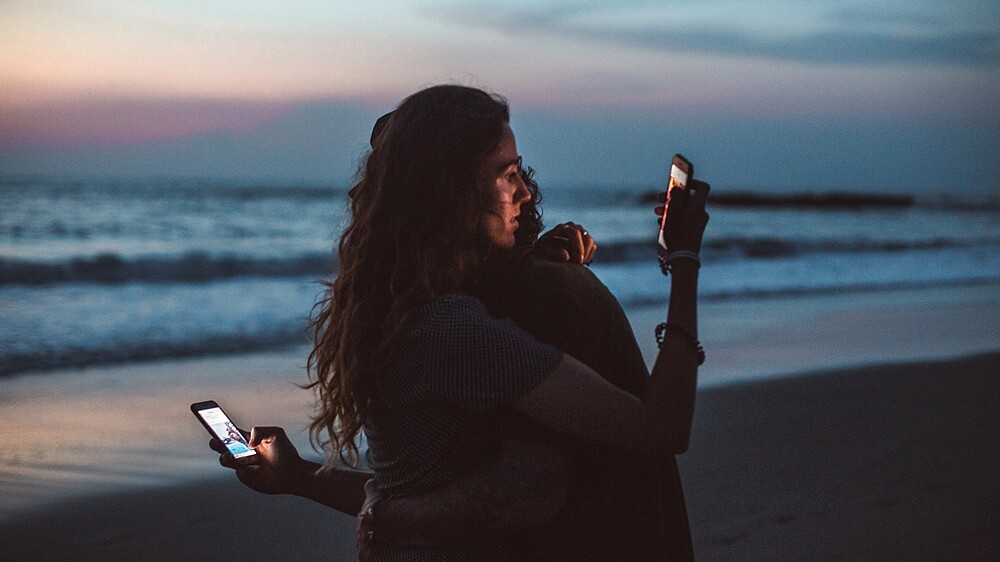 別再被手機、網路綁架！真正的聚在一起，是為了感受彼此溫度、共同取暖，而不是「在一起寂寞」。