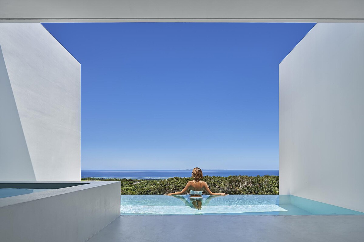 每個客房都有露台以及無邊際泳池。