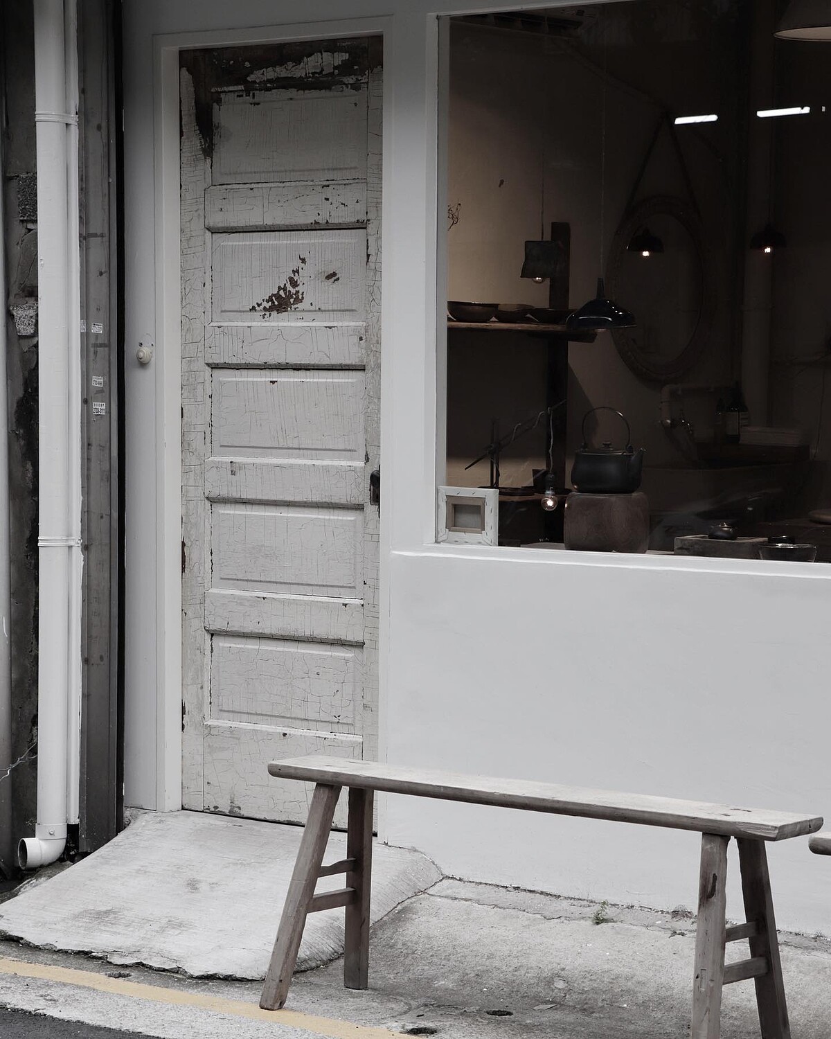 灰白的老宅外觀。