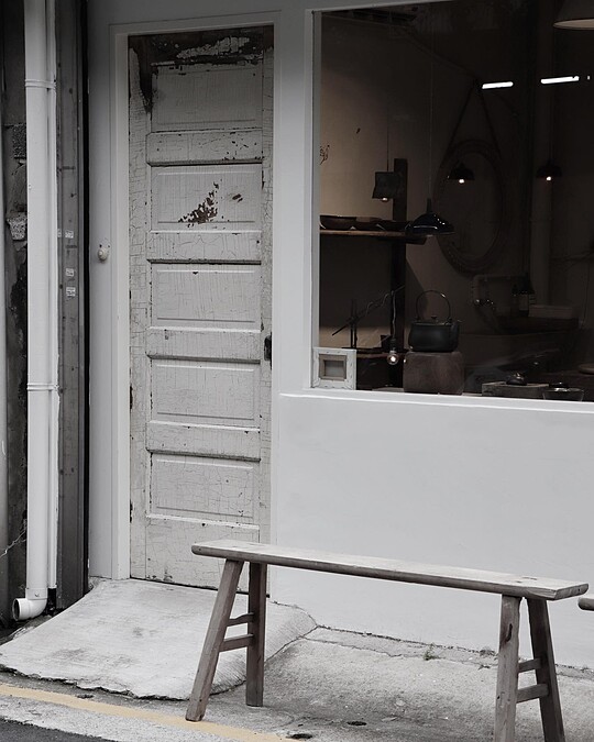 灰白的老宅外觀。