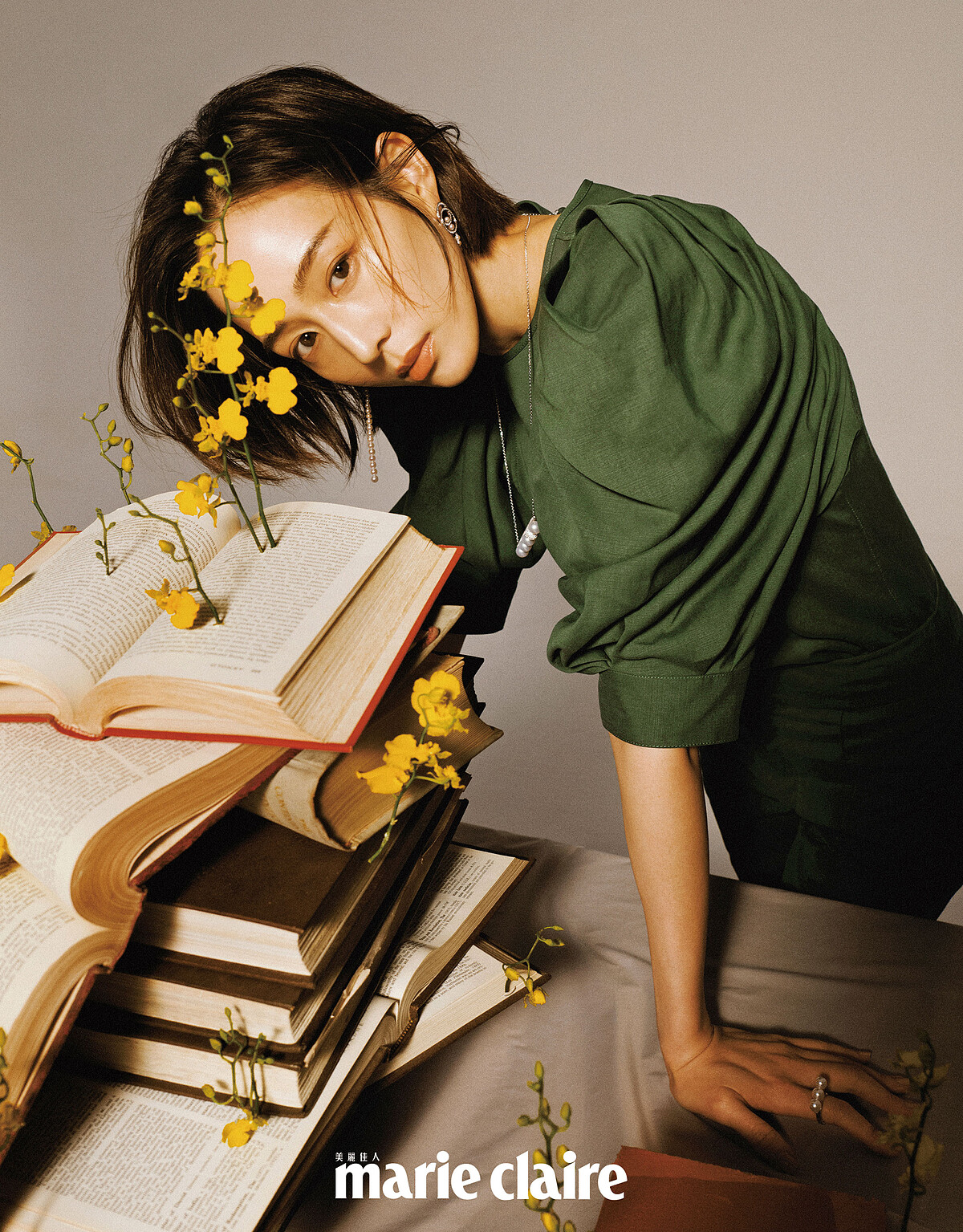 綠色立體蓬袖上衣、長褲，both by Isabel Marant。；Cosmic阿古屋珍珠及鑽石鑲嵌鉑金耳環、Balance Signature 系列南洋珍珠與鑽石鑲嵌白K金戒指、Balance Signature 系列項鍊南洋珍珠與鑽石鑲嵌白K金項鍊，all by TASAKI。