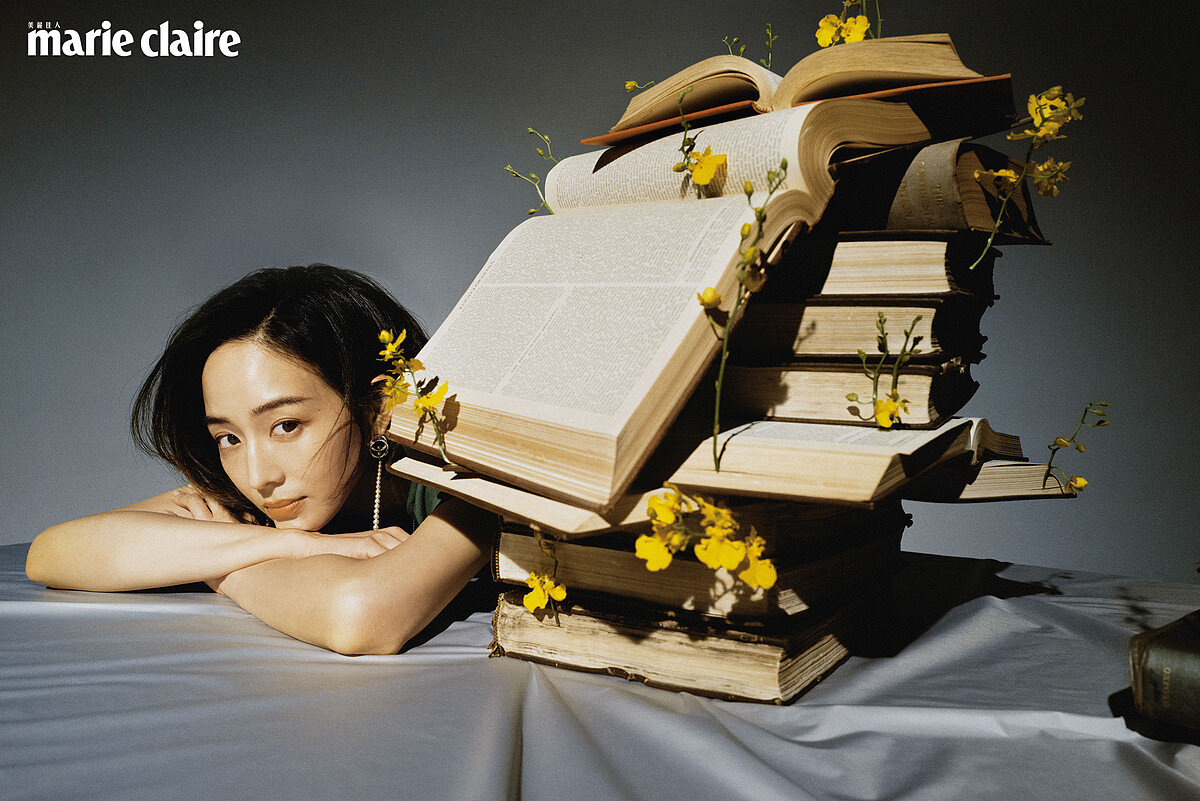 綠色立體蓬袖上衣，Isabel Marant。；阿古屋珍珠及鑽石鑲嵌鉑金耳環，TASAKI。