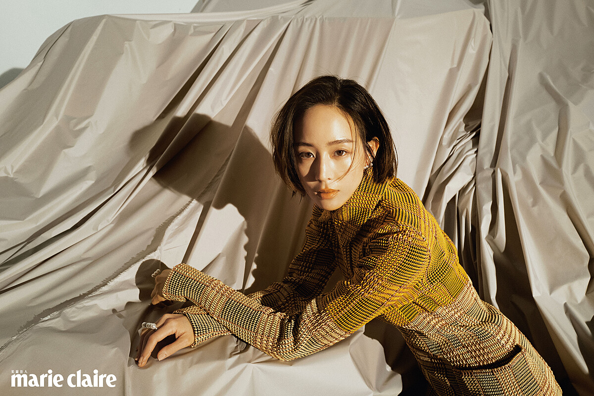 彩色格紋針織上衣，Salvatore Ferragamo。；Balance Neo Diamonds Pave 阿古屋珍珠與總重約0.69克拉的鑽石鑲嵌白K金戒指、Balance Diamonds Solo 鑽石珍珠耳環，both by TASAKI。