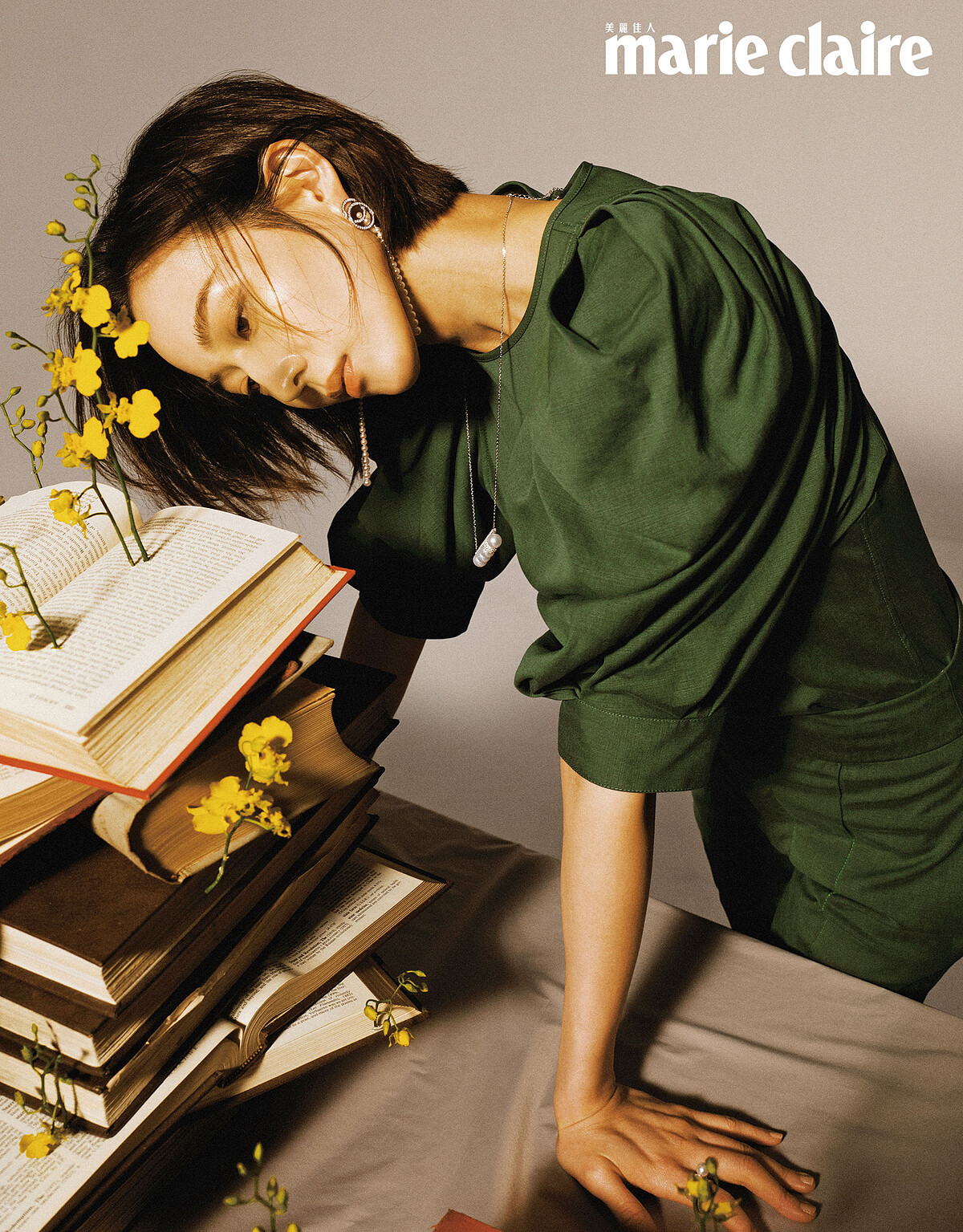 綠色立體蓬袖上衣、長褲，both by Isabel Marant。；Cosmic阿古屋珍珠及鑽石鑲嵌鉑金耳環、Balance Signature 系列南洋珍珠與鑽石鑲嵌白K金戒指、Balance Signature 系列項鍊南洋珍珠與鑽石鑲嵌白K金項鍊，all by TASAKI。