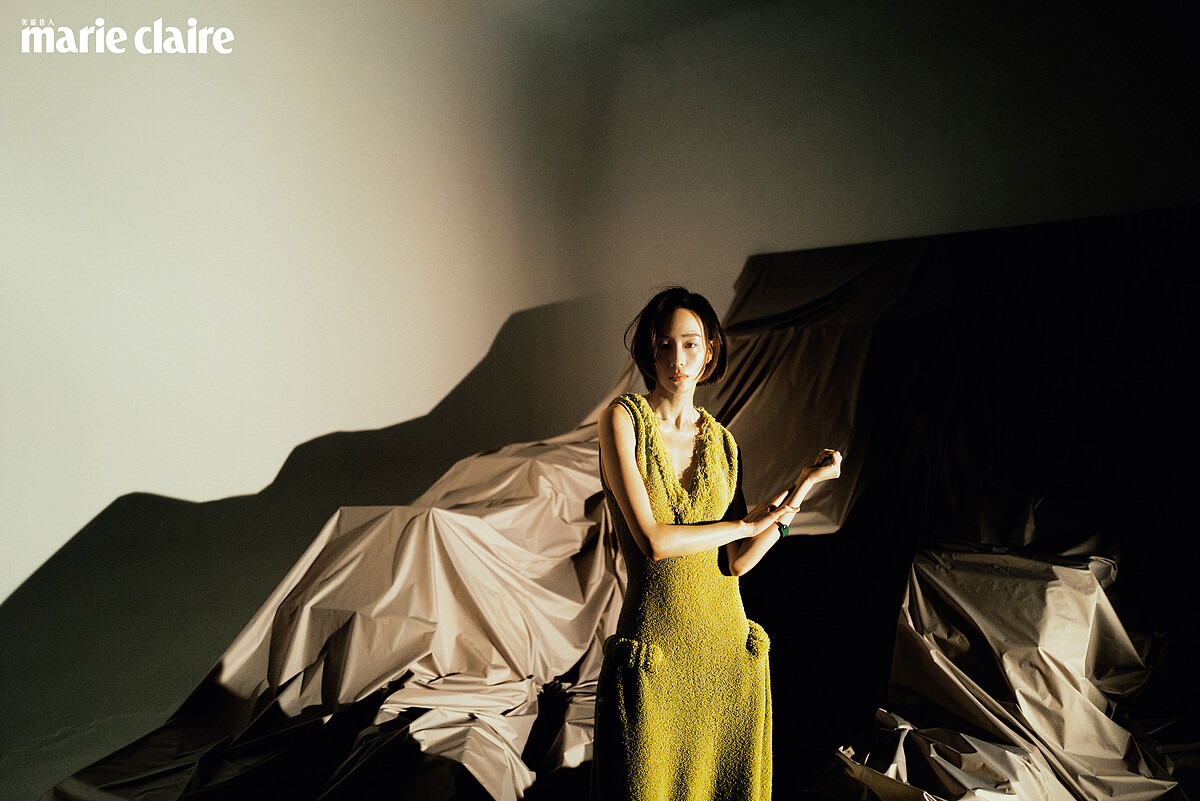 黃色針織長洋裝、項鍊、手鐲，all by Bottega Veneta。