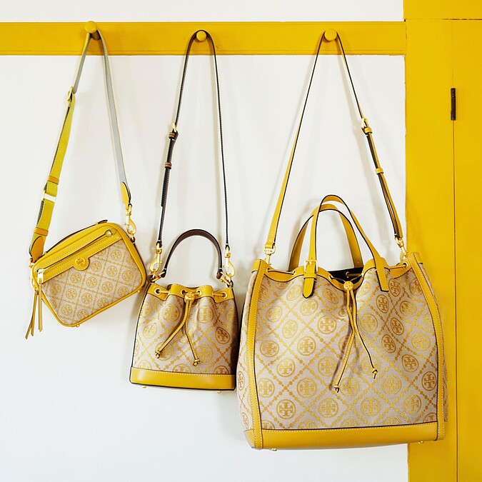 Tory Burch T-Monogram亮麗黃 (左)相機包,售價NT$ 16,900/(中)水桶包 ,售價NT$19,900/(右)小型托特包,售價NT$18,900