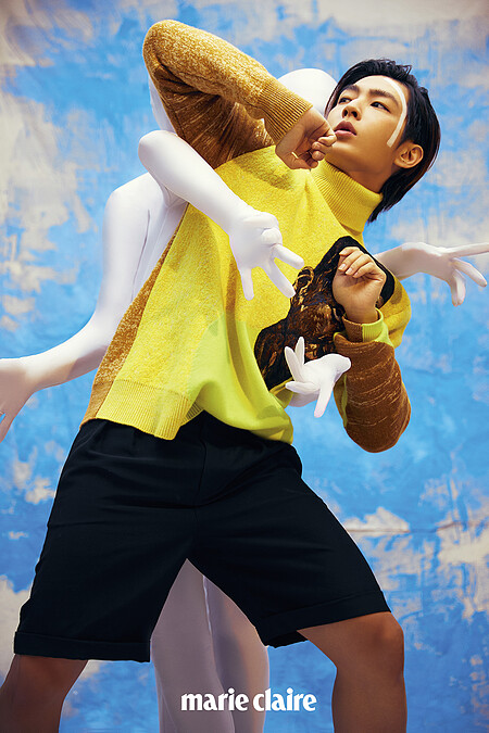 黃色刺繡圖案高領針織衫，Dior Men；黑色西裝短褲，Saint Laurent。