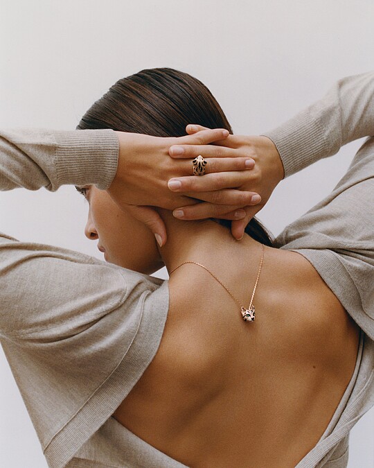 2021年新品：Animaux 動物系列Fuzzy豹貓項鍊 玫瑰金750材質、黑色瓷漆 鑲嵌50顆圓鑽(約0.22克拉) 151顆香檳金圓鑽(約1.53克拉) 2顆祖母綠(約0.11克拉) 台幣參考價格734,000