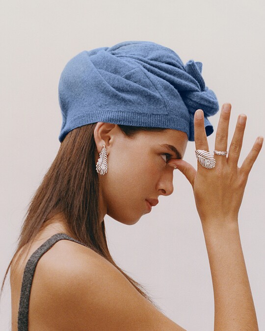 2021年新品：Plume de Paon孔雀羽毛系列耳環 白金750材質 鑲嵌2顆玫瑰形切割鑽石(約0.34克拉) 518顆圓鑽(約2.01克拉) 台幣參考價格1,370,000