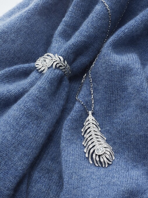 2021年新品：Plume de Paon孔雀羽毛系列項鍊 白金750材質 鑲嵌1顆玫瑰形切割鑽石(約0.32克拉) 259顆圓鑽(約1.02克拉) 台幣參考價格722,000