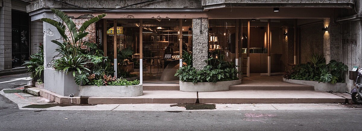 座落於溫州街，有著大面積的採光玻璃輔以溫暖的大地色系。