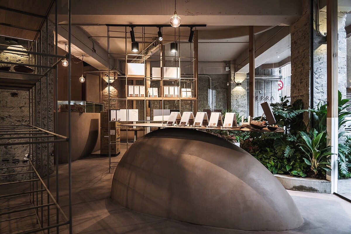 「弧形」的概念更是貫穿全場，無論是吧檯、座椅、採光玻璃，隨處可見優雅的弧形線條。