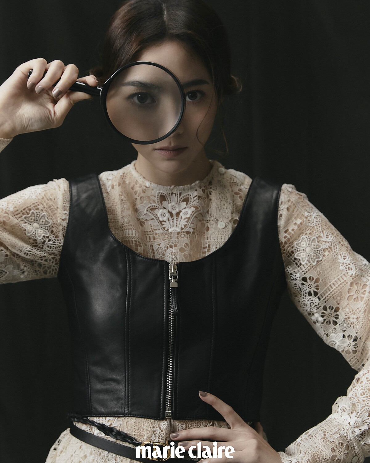 蕾絲襯衫、皮革背心、條紋短褲、黑色羅馬涼鞋，All by Dior