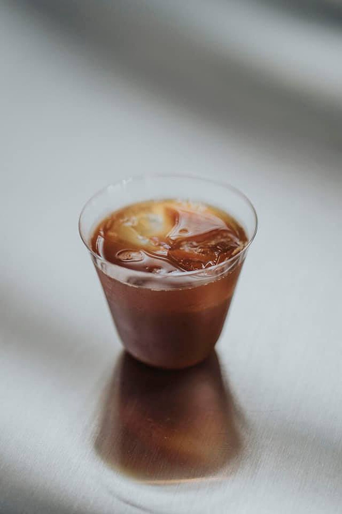 考棚限定咖啡，以淺、中、深焙咖啡混合阿薩姆、紅⽟、菁茶茶葉調配，其概念為延續考棚早期茶街⽂化。