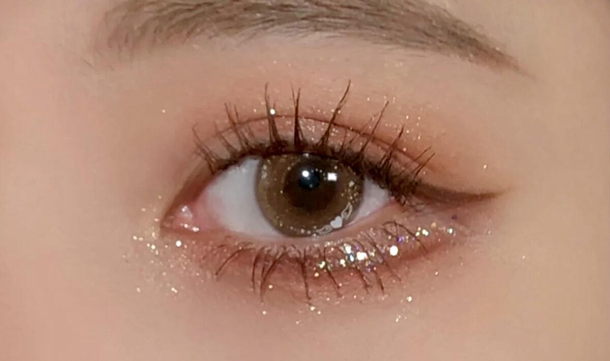 加上亮片的畫法。/圖片來源：小紅書@秋秋又可愛了