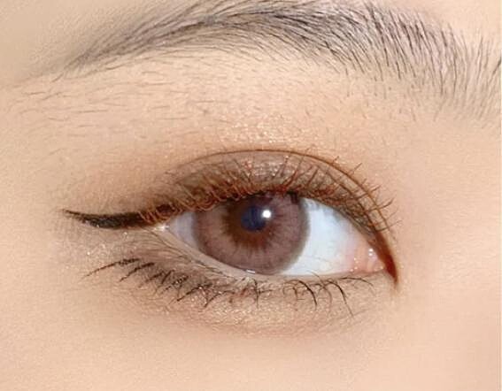 眼線液畫下睫毛。/圖片來源：小紅書@婷醬不吃小魚乾兒