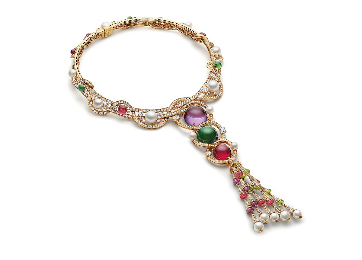 BVLGARI BAROCKO系列Gem Costellation頂級彩寶與鑽石項鍊 頂級黃K金項鍊，鑲嵌1顆蛋面切割紅碧璽(重約19.56克拉)、1顆蛋面切割綠碧璽(重約29.54克拉)、1顆蛋面切割紫水晶(重約40.05克拉)、1顆圓形明亮切割鑽石(E VVS2，重約1.07克拉)、15顆Akoya與南海珍珠、3顆蛋面切割碧璽(總重約6.40克拉)、7顆圓形切割紫水晶(總重約5.39克拉)、9顆圓形切割紅碧璽(總重約10.92克拉)、10顆圓形切割橄欖石(總重約6.59克拉)、40顆圓形明亮切割鑽石與密鑲鑽石(D-F IF-VVS，總重約36.89克拉)。