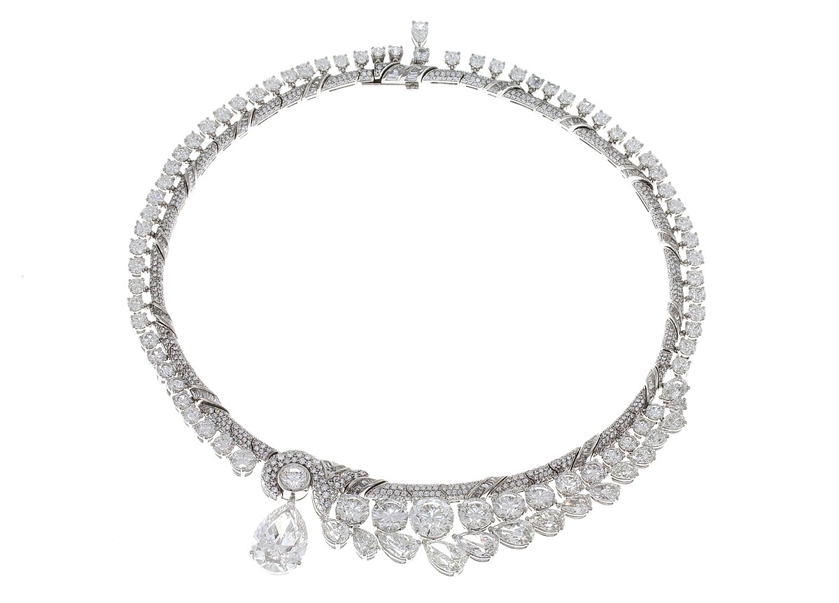 BVLGARI BARCOKO系列頂級鑽石項鍊 頂級鉑金項鍊，鑲嵌1顆水滴形切割鑽石(E VVS1重約10.01克拉)、12顆梨形切割與圓形切割鑽石(D-F VVS1-VS2總重約20.65克拉)、11顆梨形切割鑽石(E-G VVS-VS總重約6.04克拉)、64顆圓形切割鑽石(E-G VVS-VS總重約18.13克拉)、110顆階梯形切割鑽石(F-G VVS-VS總重約4.48克拉)與密鑲鑽石(D-F IF-VVS總重約5.66克拉)