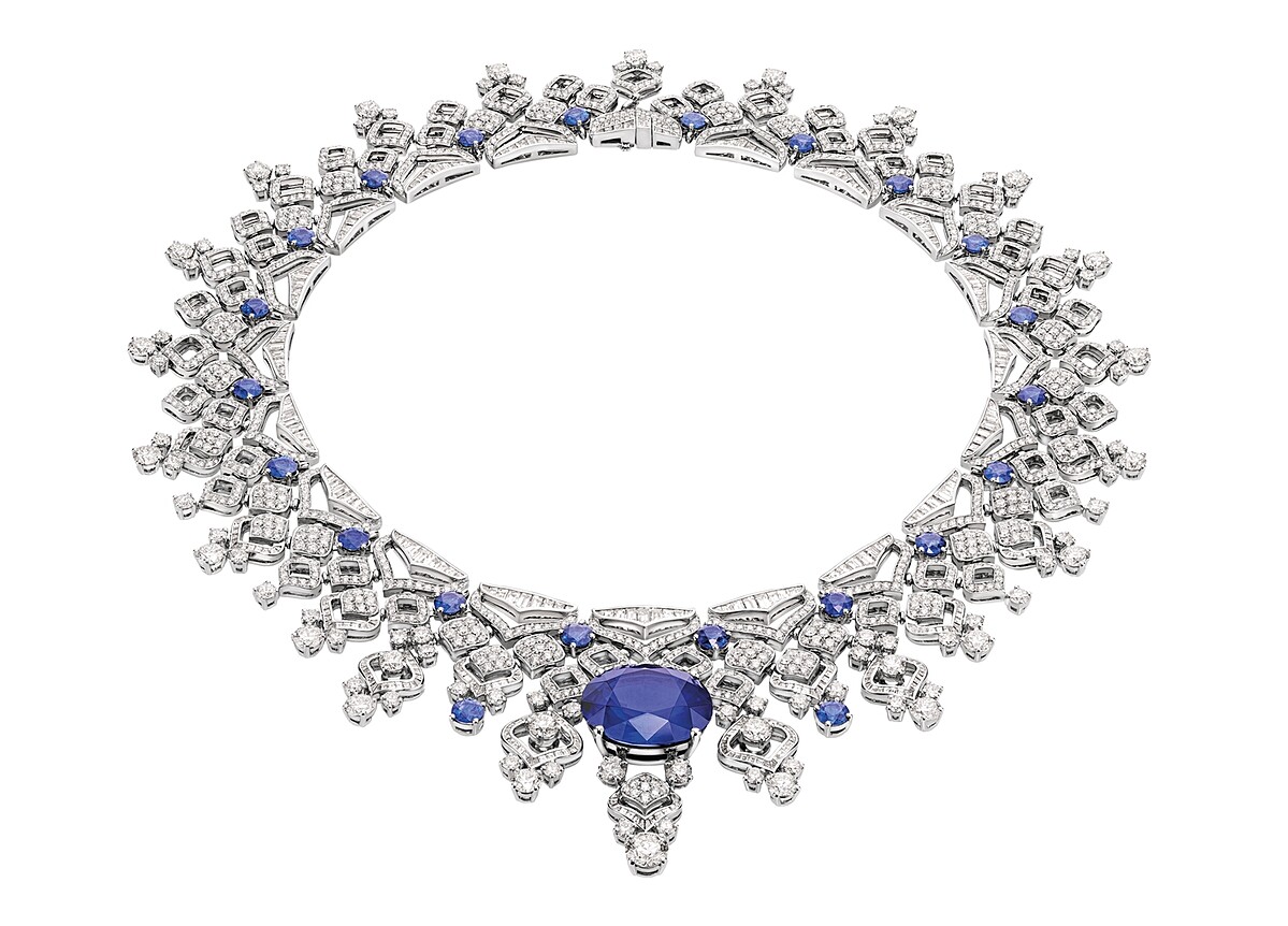 BVLGARI BAROCKO系列Sapphire Lace頂級藍寶石與鑽石項鍊 頂級鉑金項鍊，鑲嵌1顆橢圓形切割藍寶石(重約28.11克拉)、1顆圓形明亮切割鑽石(重約1.05克拉)、22顆圓形切割藍寶石(總重約13.72克拉)、381顆花式階梯形切割鑽石(總重約12.79克拉)、圓形明亮切割鑽石與密鑲鑽石(總重約34.62克拉)。