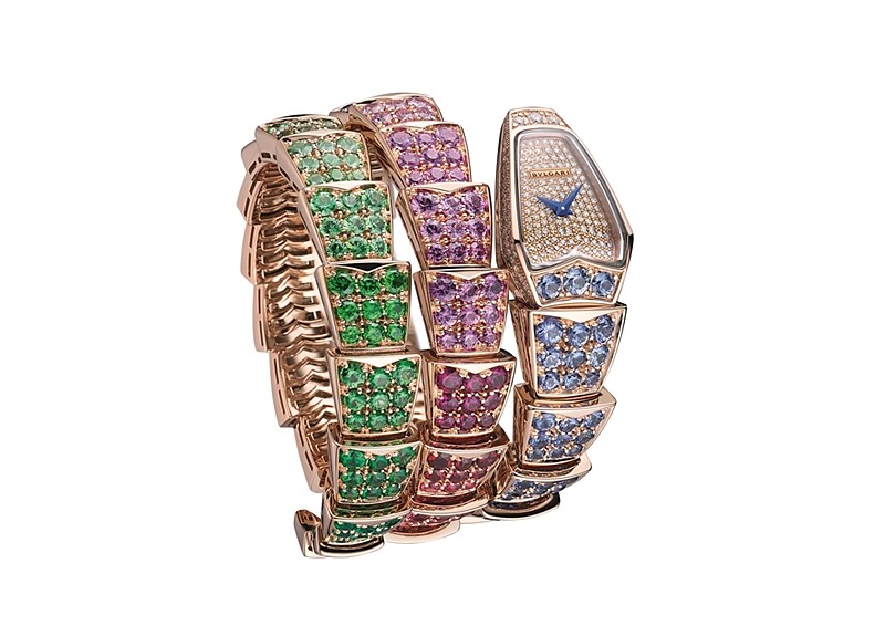 BVLGARI SERPENTI VIPER RAINBOW腕錶 機芯 寶格麗專屬石英機芯；刻有BVLGARI logo；防水深度30公尺。 錶殼與錶盤 錶徑26 MM，玫瑰金弧形錶殼與錶盤，鑲嵌 271 顆圓形明亮切割鑽石(總重約 1.08 克拉)；玫瑰金彩虹寶石錶帶，鑲飾 157 顆圓形切割深藍色剛玉、紫色和粉紅剛玉(總重約 14.20 克拉)，9 顆圓形切割紅寶石，36 顆紅色至橘紅色圓形切割尖晶石(總重約 3.40 克拉)，27 顆由深至淺的圓形切割錳鋁榴石(總重約 2.55 克拉)，30 顆圓形切割橘黃色至淺黃色剛玉(總重約 2.31 克拉)，45 顆圓形切割黃綠至濃郁綠色石榴石(總重約 3.79 克拉) 及16 顆圓形切割祖母綠(總重約1.02 克拉) ；小時與分鐘顯示。 參考售價：約新台幣 3,571,000 元