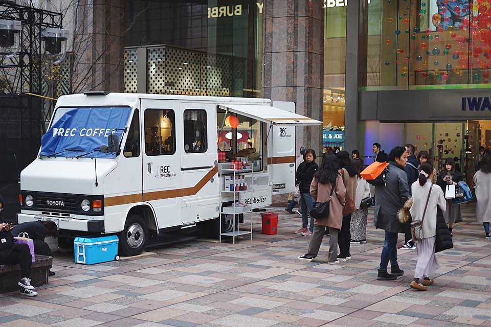 由行動咖啡發跡。