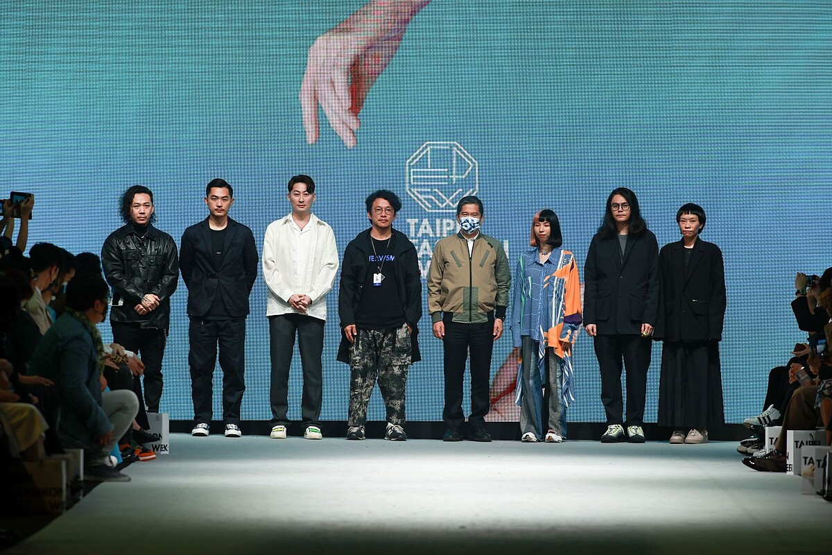 文化部長李永得(中)與六位設計師。左起：JUST IN XX、DYCTEAM、#DAMUR、WEAVISM織本主義、Claudia Wang、oqLiq