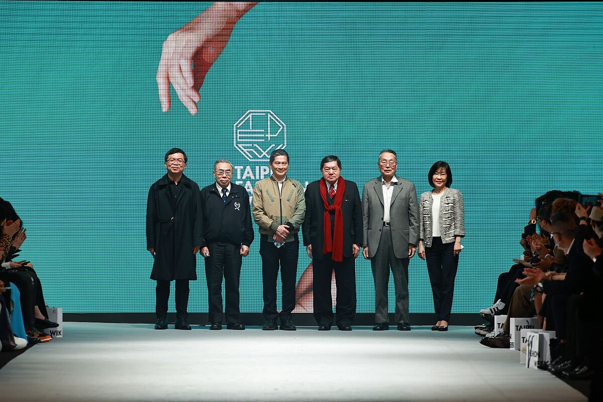 左起：文化部次長李連權、台塑企業總裁王文淵、文化部長李永得、遠東集團董事長徐旭東、科文双融投資顧問股份有限公司董事長施振榮、經濟部國際貿易局長江文若