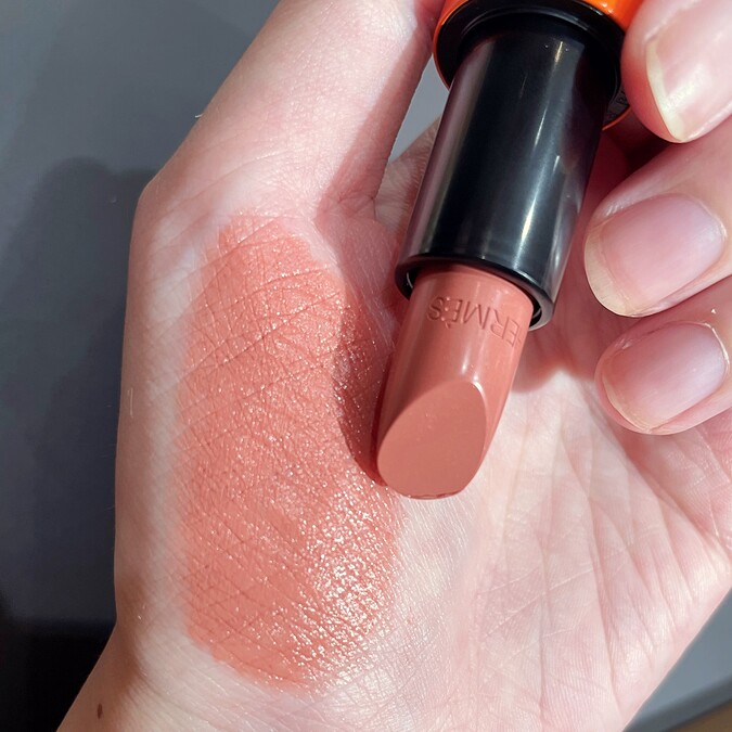 Hermes愛馬仕Rouge Hermès 2021春夏限定色唇膏#17 BEIGE ÉBLOUI炫麗淡褐 手部試色。