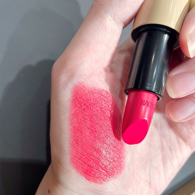 Hermes愛馬仕Rouge Hermès 2021春夏限定色唇膏#43 ROSE OASIS綠洲玫瑰手部試色。