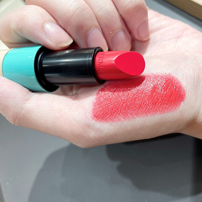 Hermes愛馬仕Rouge Hermès 2021春夏限定色唇膏#52 CORAIL AQUA水漾珊瑚手部試色。