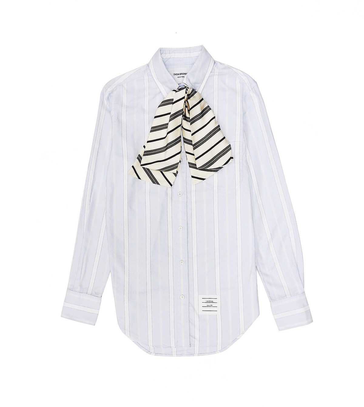Thom Browne Resort 21 Women 藍白條紋附灰白條紋領巾弧形下擺牛津襯衫，售價NT$28,200