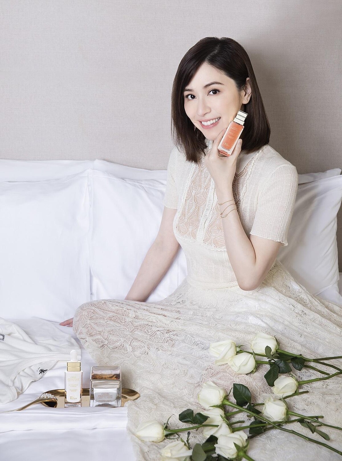 勾織復古上衫、勾織長圓裙、MIMI ROSE 黃金鑽石手鍊 ，NTD67,000、MIMI ROSE 玫瑰金紅寶石手鍊 ，NTD67,000、MIMI ROSE 黃金祖母綠手鍊 ，NTD67,000，All by Dior。