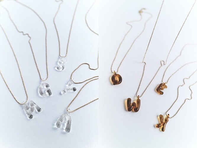 字母吊飾項鍊（玻璃），售價NT$650