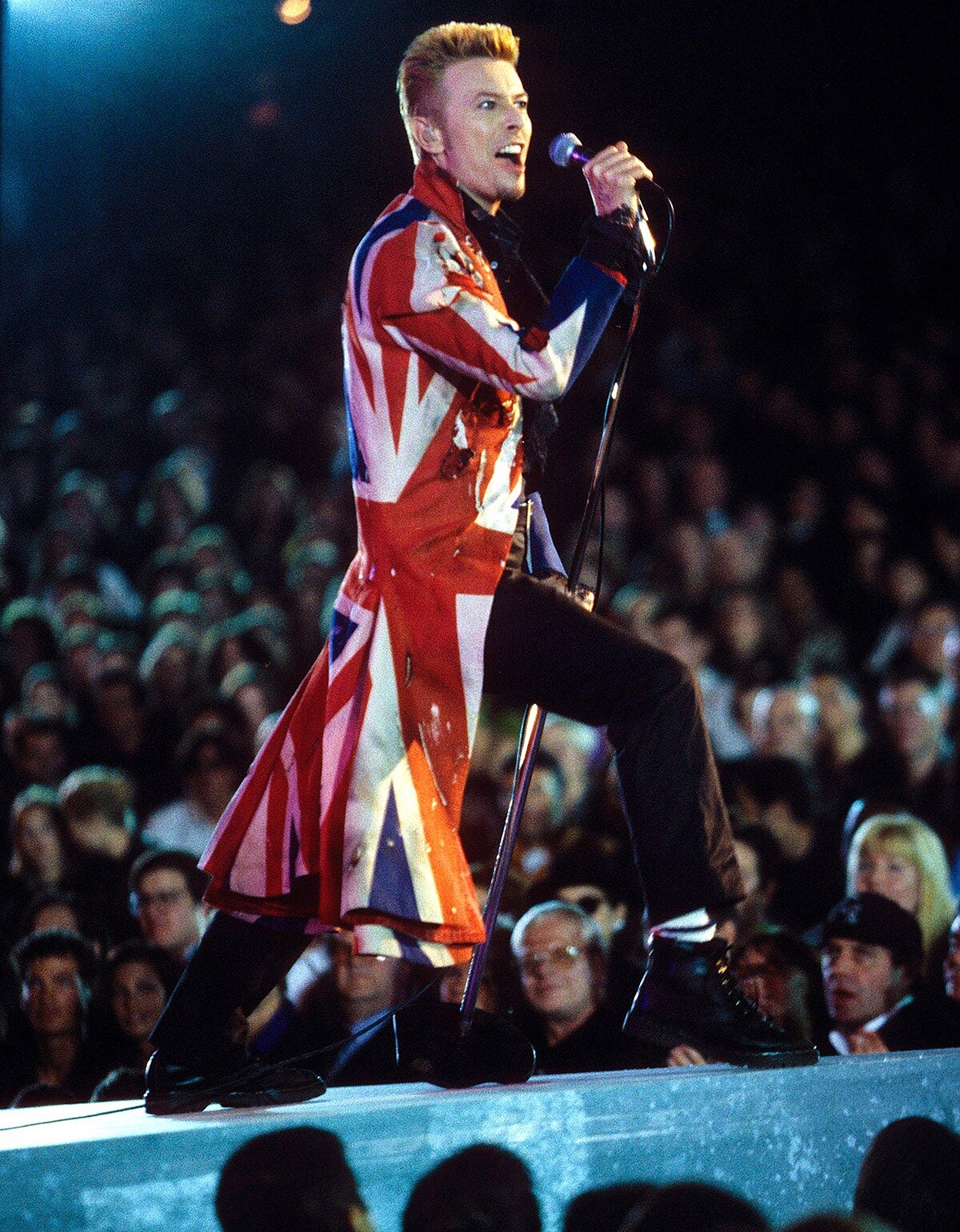 1997年David Bowie穿上Alexander McQueen為其設計的英國旗圖案服裝。