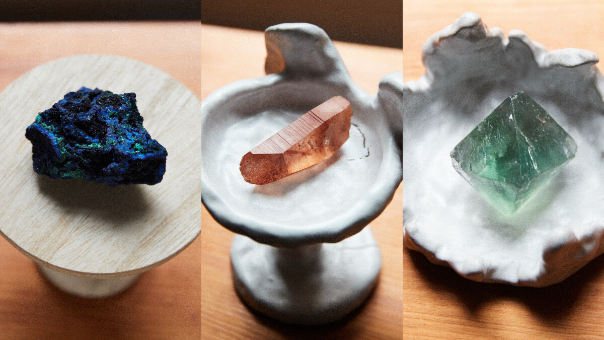由左至右，依序為藍銅礦、紅水晶（紅色礦石）、綠螢石