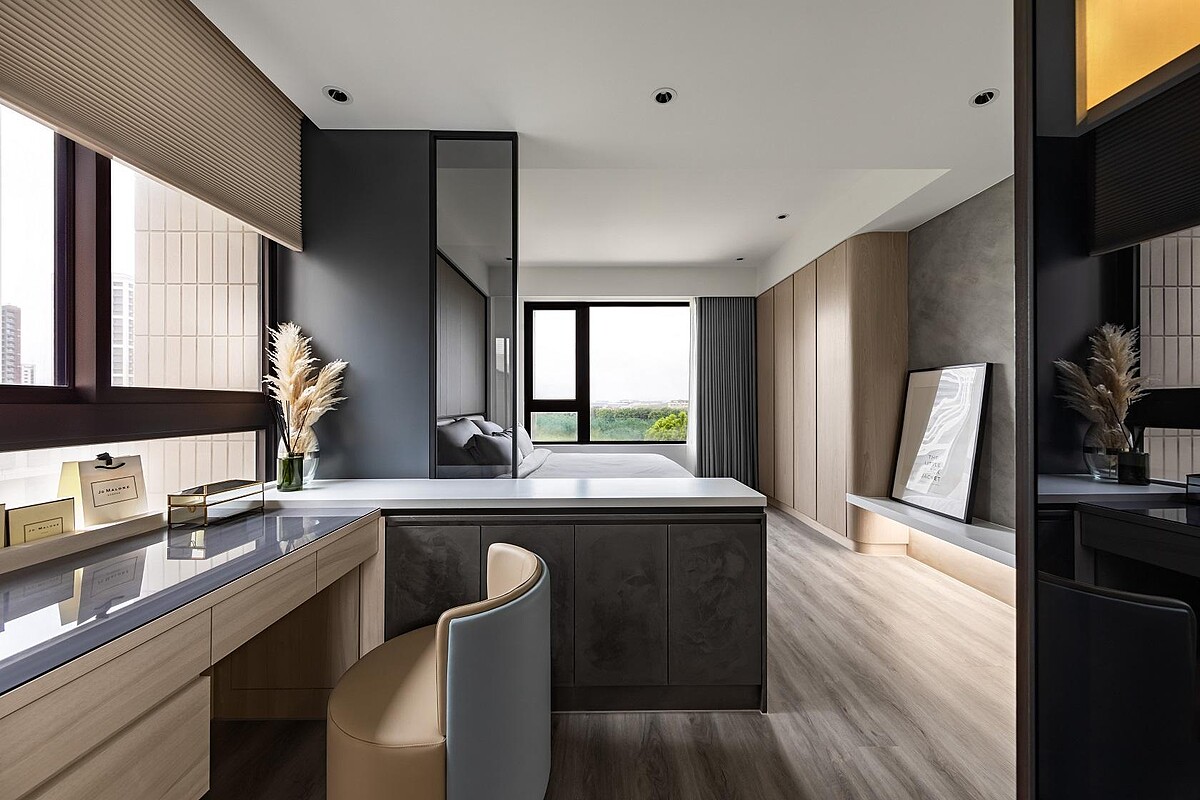 你想像過把「吧台」引入臥室？彤雲潤景巧思以吧台桌取代傳統隔牆，分隔出臥室兩處空間。