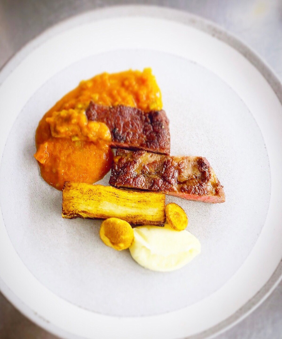 主菜之一，馬鈴薯派對：伊比利豬佐獵人風味醬汁。