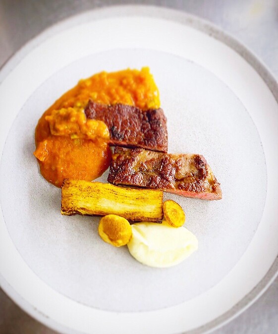 主菜之一，馬鈴薯派對：伊比利豬佐獵人風味醬汁。