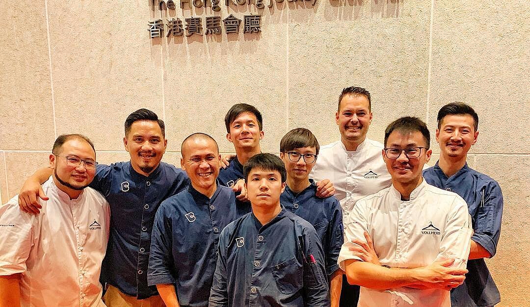 青田藝集主廚 Allen Huang （右二）與 Ebbe Vollmer（右三）。）