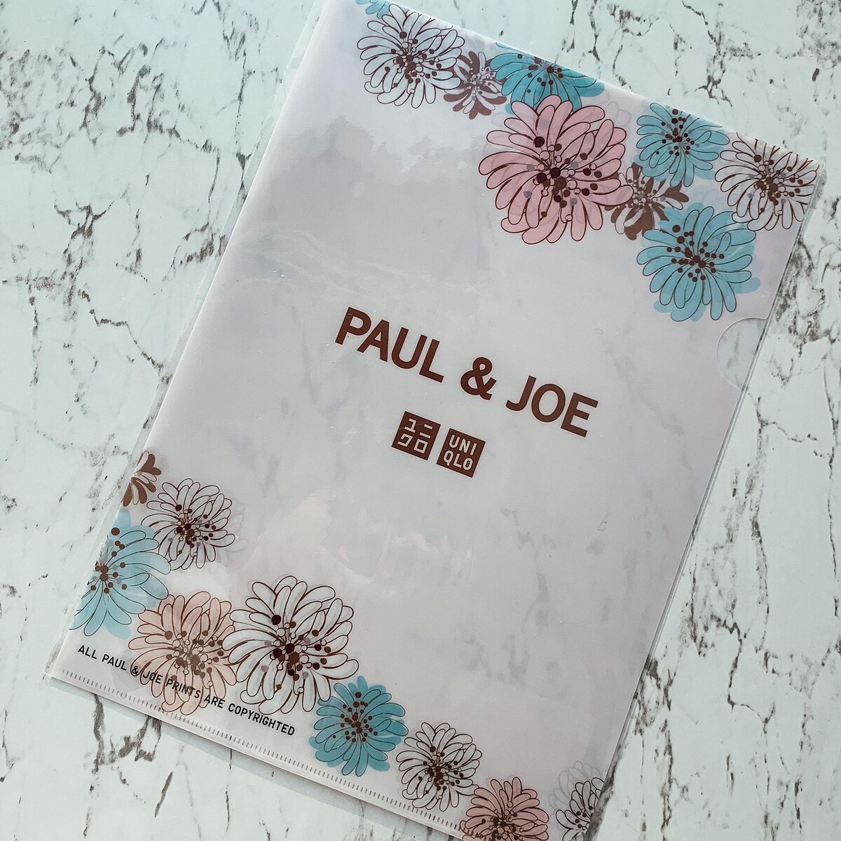 Paul & Joe聯名UT單筆消費滿NT$500，即可獲得品牌經典印花資料夾乙個
