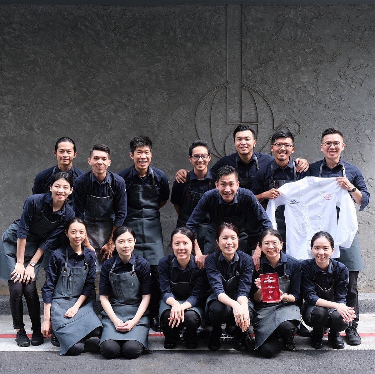 （中排右一）主廚田原諒悟。