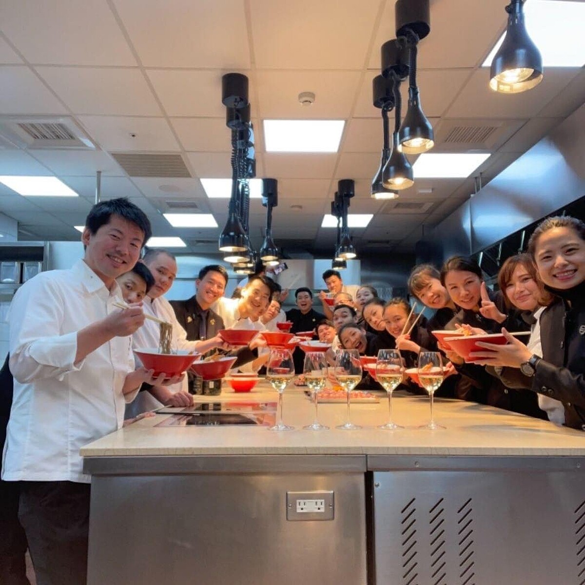 （左一）主廚稗田良平。