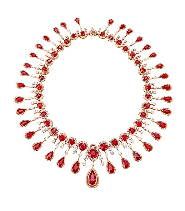 頂級珠寶系列套組NT$76,310,000 項鍊: 18K玫瑰金項鍊,鑲嵌64顆110.02克拉鴿血紅紅寶石,24顆7.02克拉欖尖形切割鑽石,18顆3.47克拉梨形切割鑽石,以及8顆0.15克拉紅寶石。耳環: 18K玫瑰金耳環,鑲嵌16顆24.97克拉鴿血紅紅寶石。手鍊: 18K玫瑰金手鍊,鑲嵌37顆41.42拉鴿血紅紅寶石,4顆2.17克拉欖尖形切割鑽石,7顆2.25克拉圓形切割鑽石。