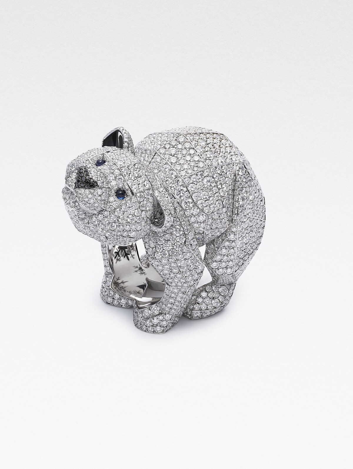 紅地毯系列戒指-北極熊 獲公平採礦認證之18K白金戒指，鑲嵌2190顆12.58克拉鑽石，2顆0.06克拉藍寶石，以及16顆0.03克拉黑鑽。定價:NT$6,430,000