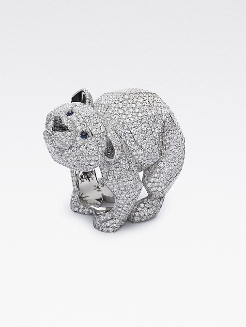 紅地毯系列戒指-北極熊 獲公平採礦認證之18K白金戒指,鑲嵌2190顆12.58克拉鑽石,2顆0.06克拉藍寶石,以及16顆0.03克拉黑鑽。定價:NT$6,430,000